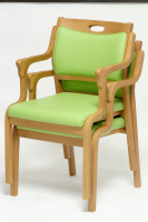 介護用椅子の積み重ねが出来ます。